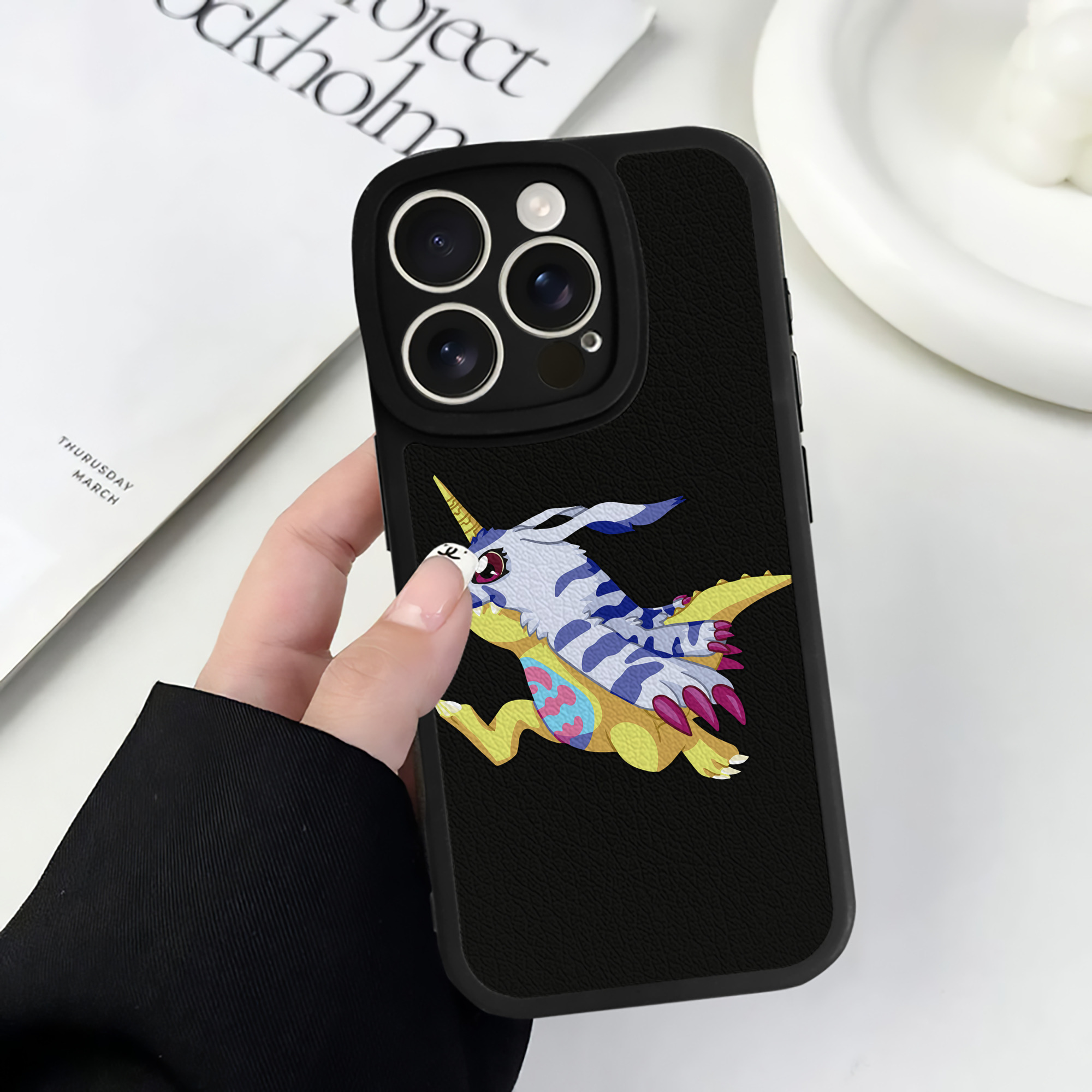 （画像用） Digimon デジタルモンスター/デジモン 【iPhone 16シリーズ対応】シリコンスマホケース（レザー調） 材質：シリコン